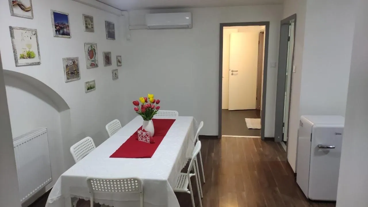 Eiffel-T45 Five Bedroom Central Apartment Budapest