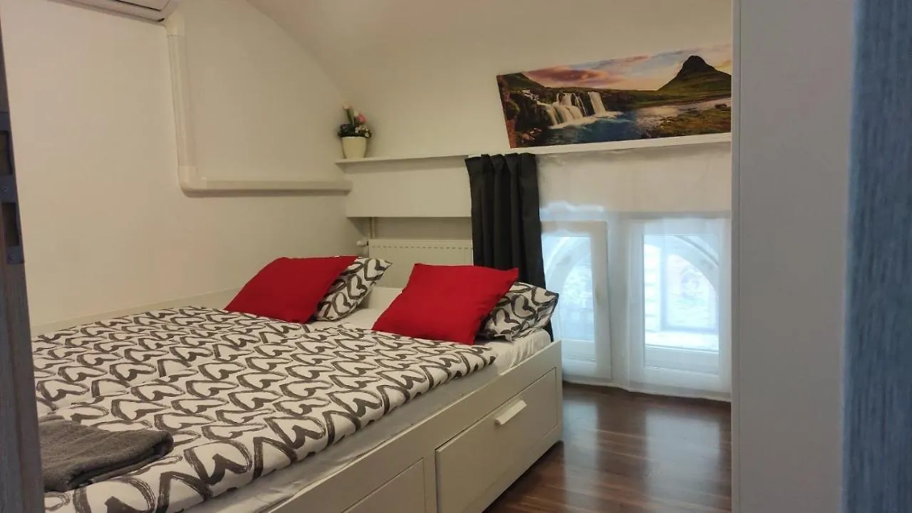 Eiffel-T45 Five Bedroom Central Apartment Budapest 0*,